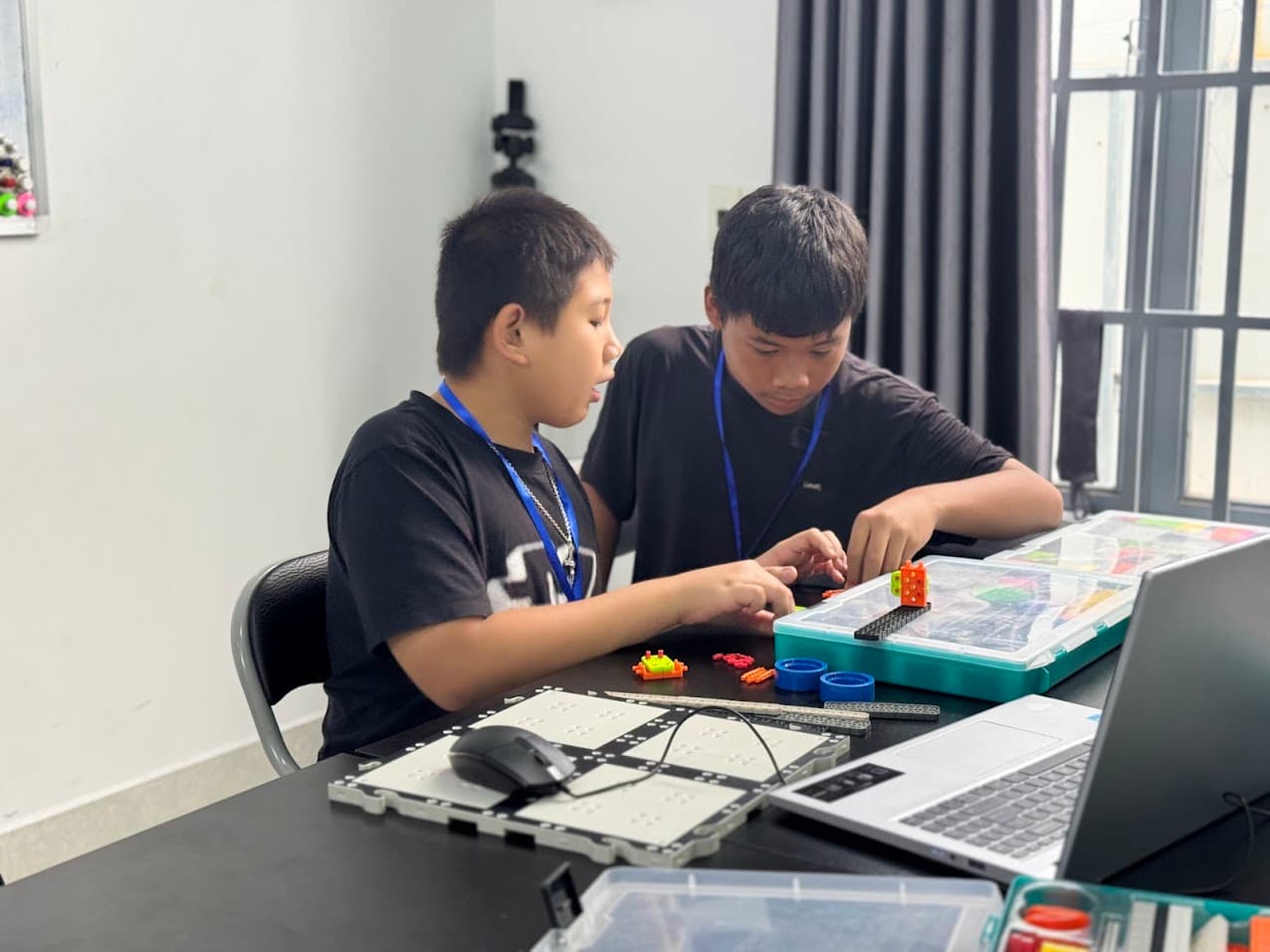 học sinh làm việc nhóm